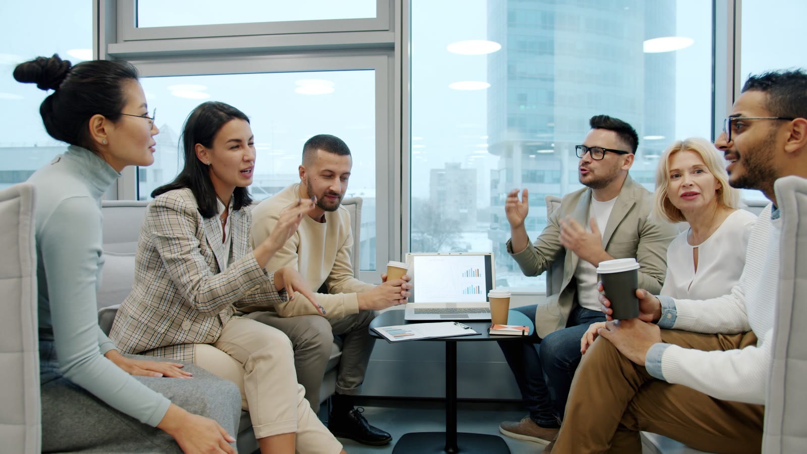 Une salle de réunion vitrée portant l'inscription « La Conférence », ouverte sur l'espace de travail.